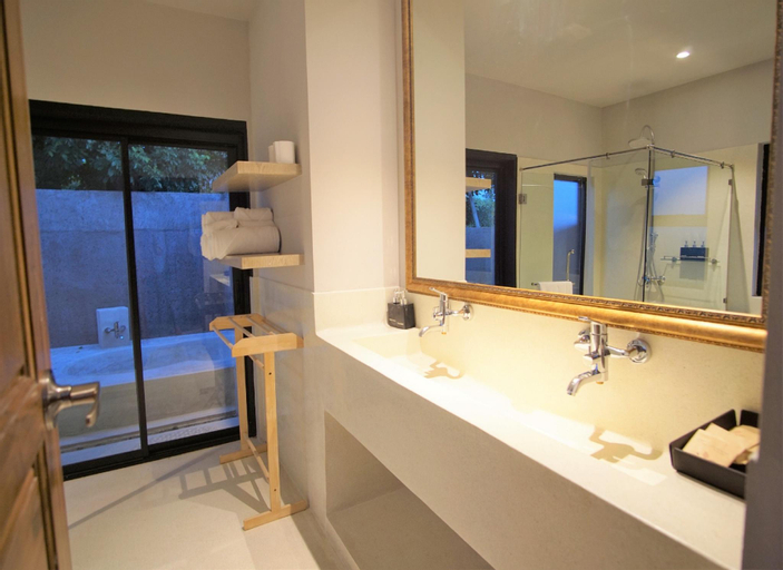 Bathroom 16