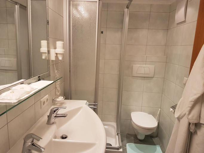 Bathroom 3, Hotel Ehrenreich, Landeck