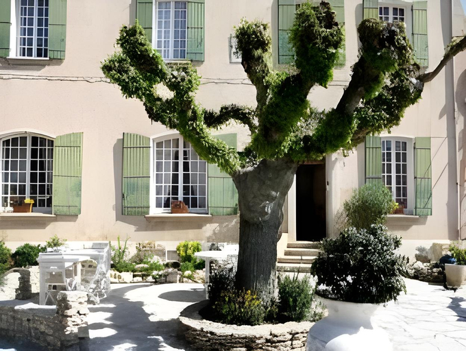 Others 3, Hotel le Siecle, Vaucluse