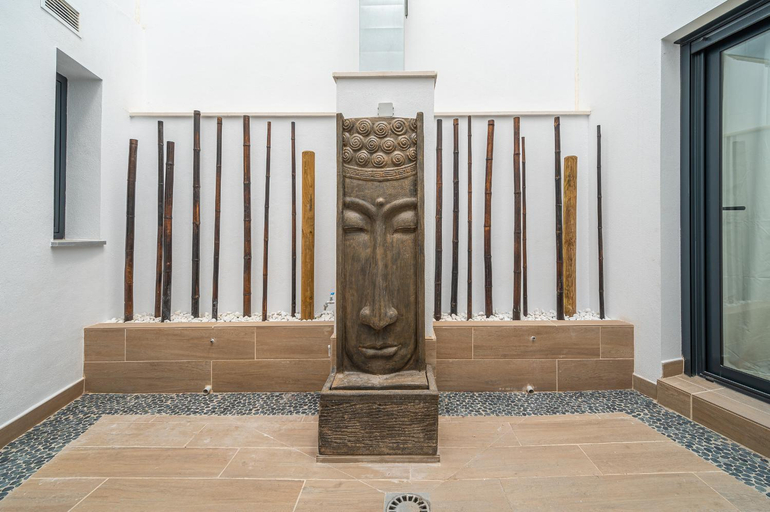 Others 5, Dona Elvira Malasana, Málaga
