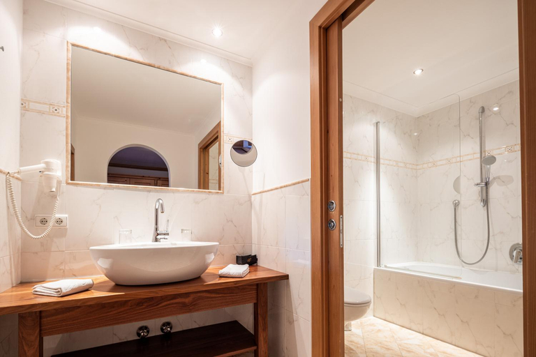 Bathroom 3, Hotel Sonnenhof, Bolzano