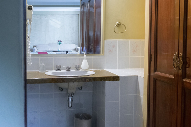 Bathroom 2, Hotel Rey Palace, Pedro Domingo Murillo