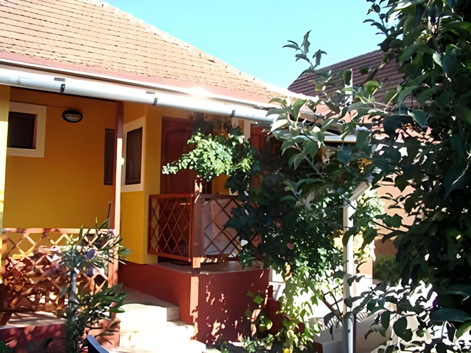 Others 3, Jazmin Apartmanhaz, Eger