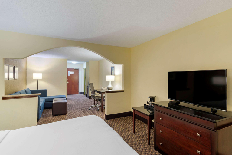 Bedroom 3, Comfort Suites Milledgeville, Baldwin