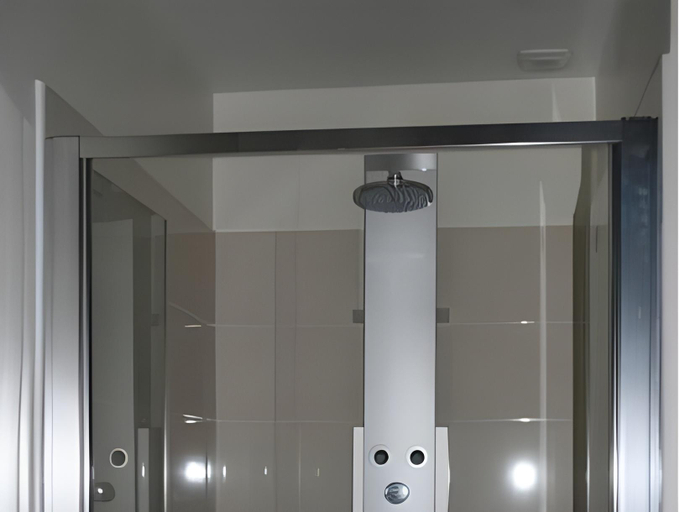 Bathroom 2, La Demeure des Sacres, Marne
