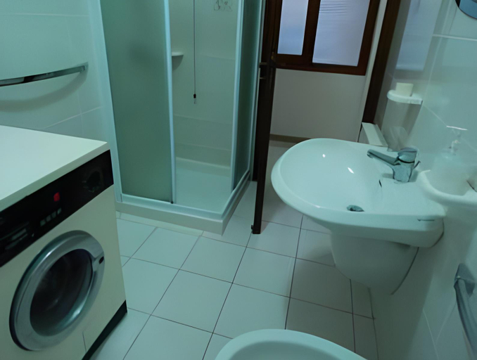 Bathroom 3, Casa Di Mezzo, La Spezia