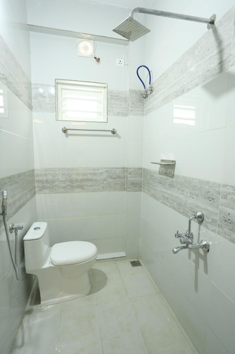 Bathroom, Yelza Hotel and Residence, Ernakulam