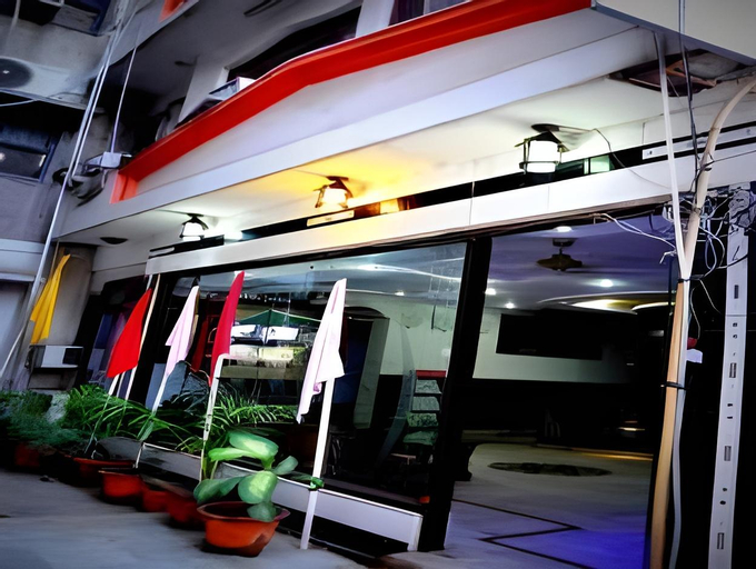 Peace Point Hotel, West