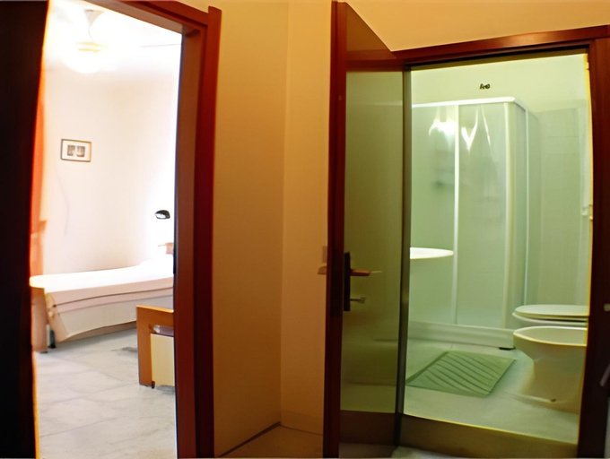 Bathroom 3, Hotel Mignon, Milano