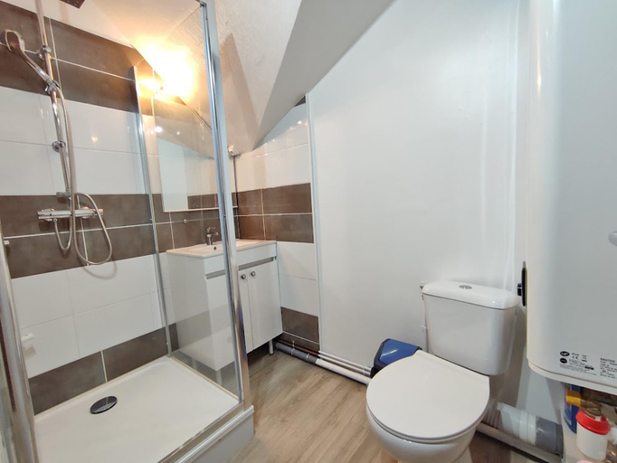 Shower 5, Residence des Jardins, wifi, centre Luchon, Haute-Garonne