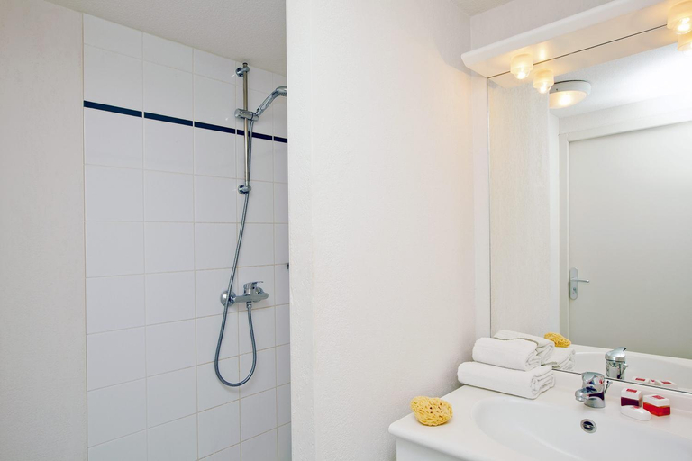 Bathroom 4, Séjours et Affaires Massy Atlantis, Essonne