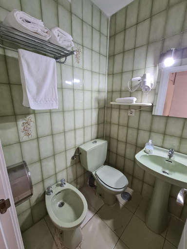 Bathroom 3, Hostal Santa Barbara, Madrid