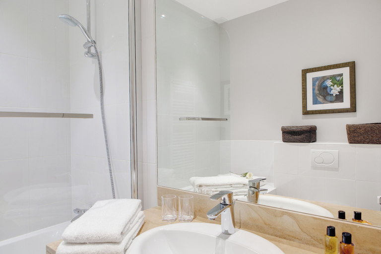 Bathroom 2, Paris Blanc Manteau Residence, Paris