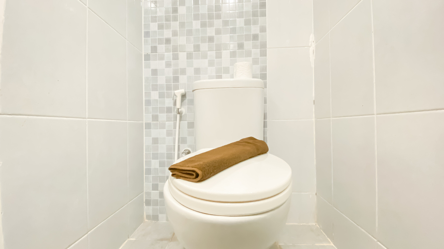 Bathroom 5, New Comfy Studio Apartment at Tokyo Riverside By Travelio, Tangerang