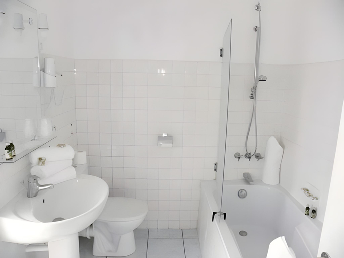Bathroom 3, Anglade Hotel, Var