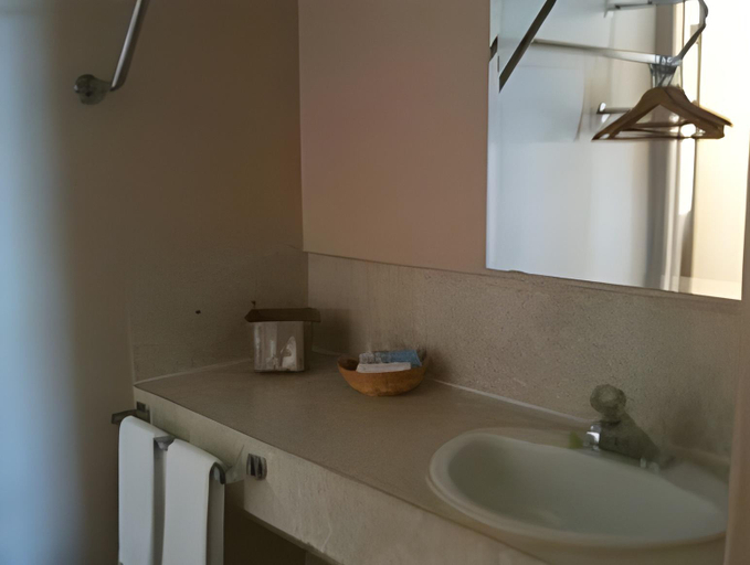 Bathroom 3, Port-O-Call Inn, Nanaimo