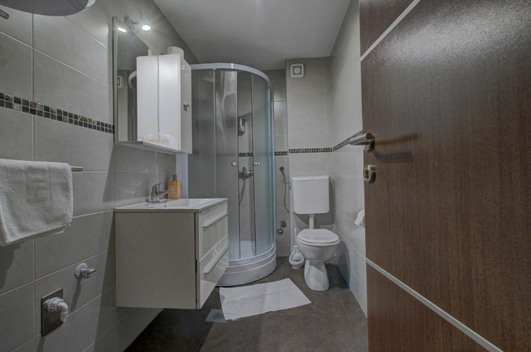 Bathroom 10
