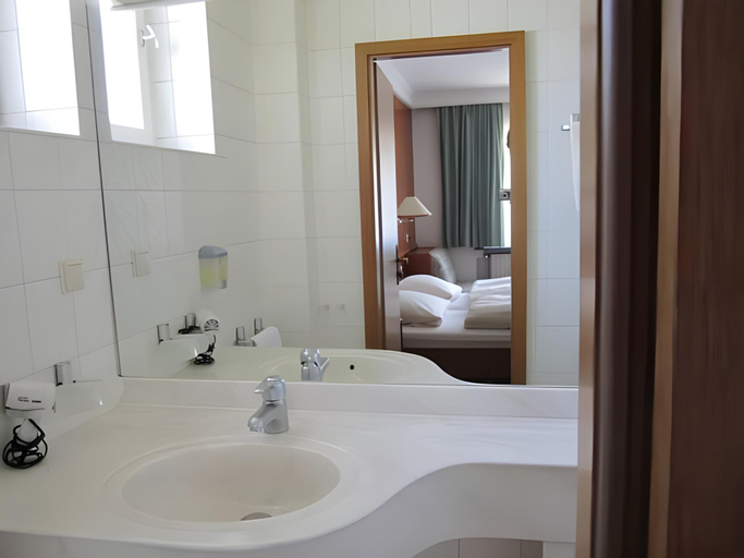 Bathroom 3, Hotel Jesteburger Hof, Harburg