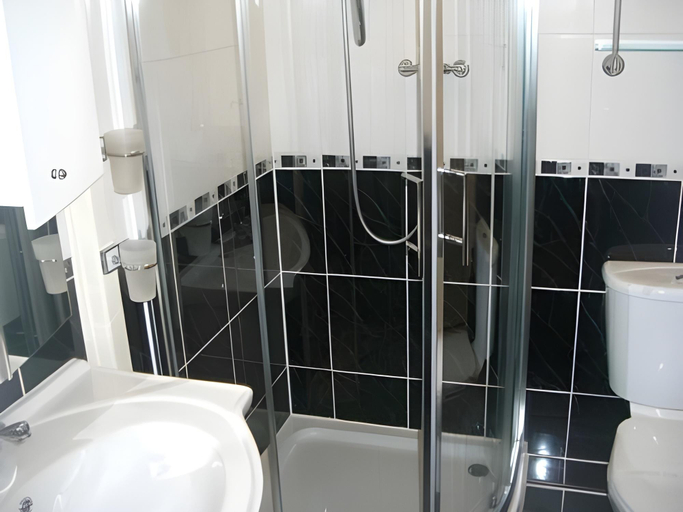 Bathroom 2, The Cleveland, Torbay