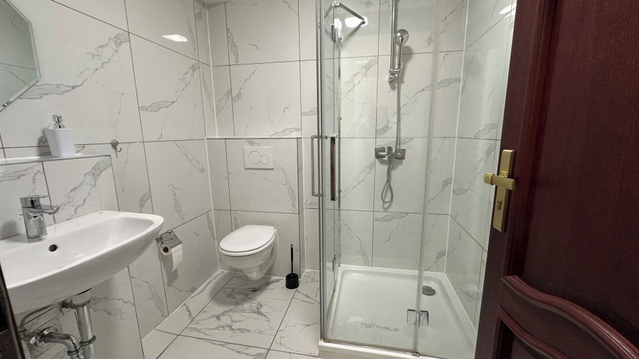Bathroom, Mher Edaryan, Nürnberg