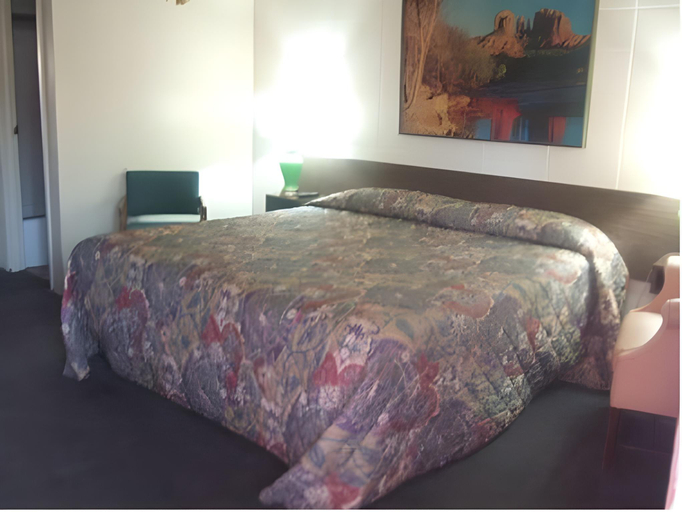 Bedroom 1, Town House Motor Inn, Washakie