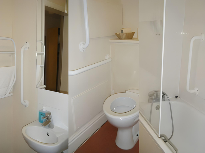 Bathroom 3, The Earl Of Derby, Cambridgeshire
