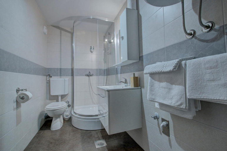 Bathroom 13
