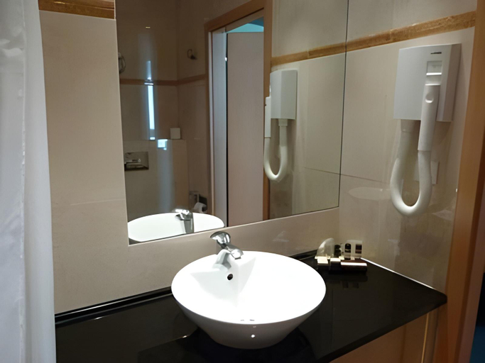 Bathroom 4, Hotel Tristar, Hainaut