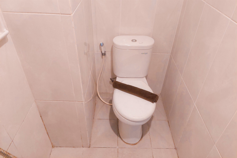 Bathroom 5, Cozy and Modern Look Studio Apartment Serpong Garden By Travelio, Tangerang