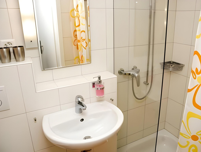 Bathroom 3, Hotel Gasthof Post, Brugg