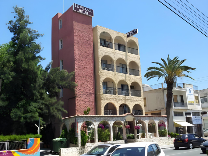 Others 3, Le Village Hotel
