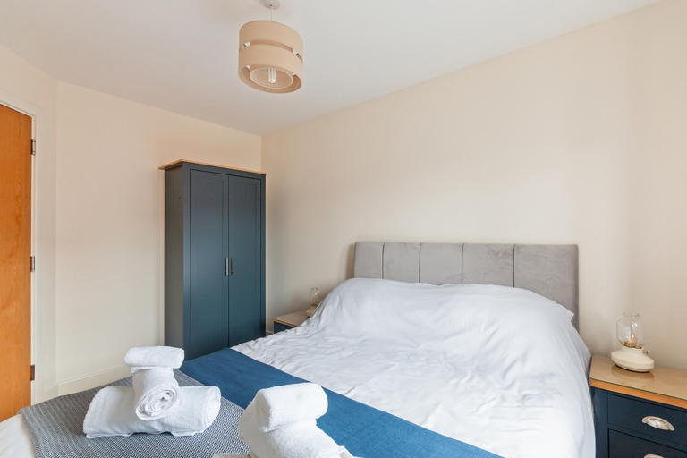 Bedroom 3, Redhill,Sleeps9, Parking,17mins LGW 30 to London, Surrey