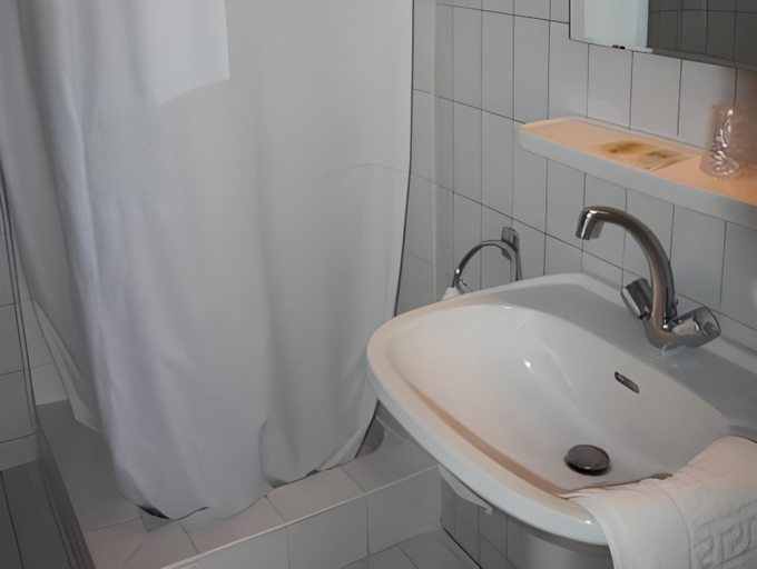 Bathroom 3, Logis Hotel Restaurant Le Palous, Aveyron