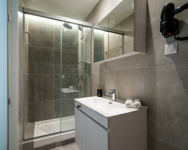 Shower 2, City Stories, Crete