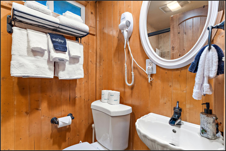 Bathroom 3, Brundage Bungalows, Valley