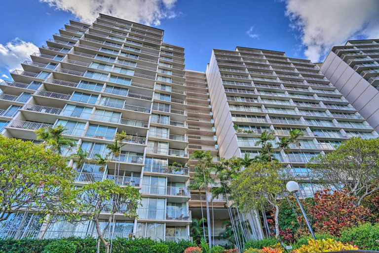 Lush Condo with Community Pool, 1 Mi to Beach!, Honolulu