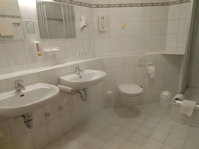 Bathroom 3, Hotel-Restaurant Sennhutte im Herzen des Sudschwarzwalds, Lörrach