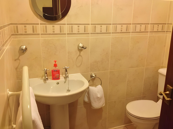 Bathroom 3, Glenlochy Nevis Bridge Apartments, Highland