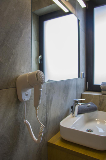 Bathroom 3, WILLA KORSARSKA, Puck