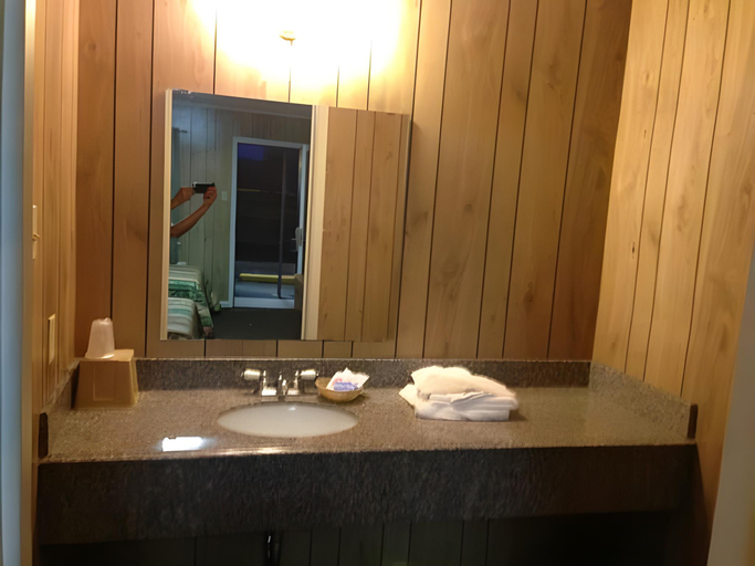 Bathroom 4, Texas Inn Beaumont, Jefferson