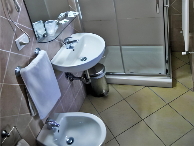 Bathroom 5, Adelaide House, Florence