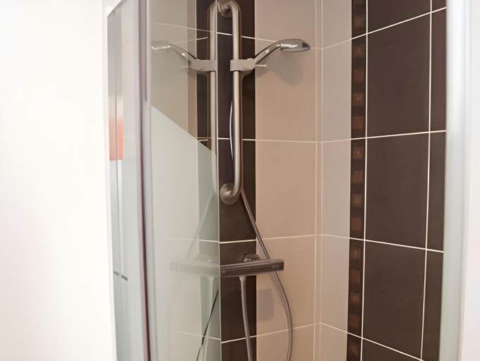 Bathroom 5, Logis Hotel Au Moyne de Saire, Manche