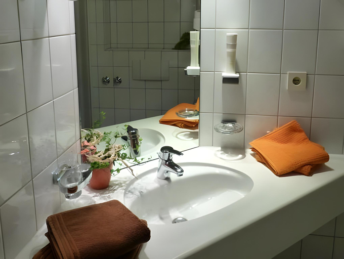 Bathroom 5, Landgasthaus Gieseke-Asshorn, Osnabrück