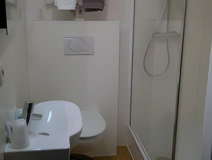 Bathroom 3, Hotel Palace, West-Vlaanderen