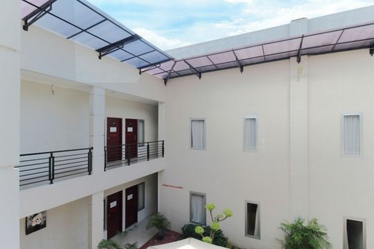 Exterior & Views 2, RedDoorz Plus Syariah @ Polamas Andalas, Padang