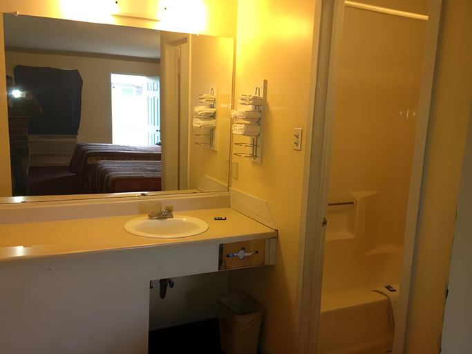 Bathroom 1, Relax Inn Dublin, Erath