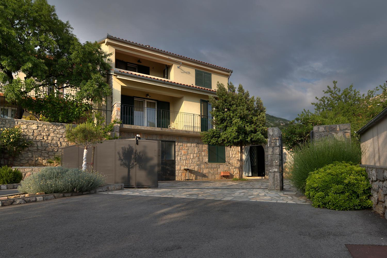 Others 5, Spacious & Quiet Apartments Kuk Parking, Panoramic View & Terrace, Senj