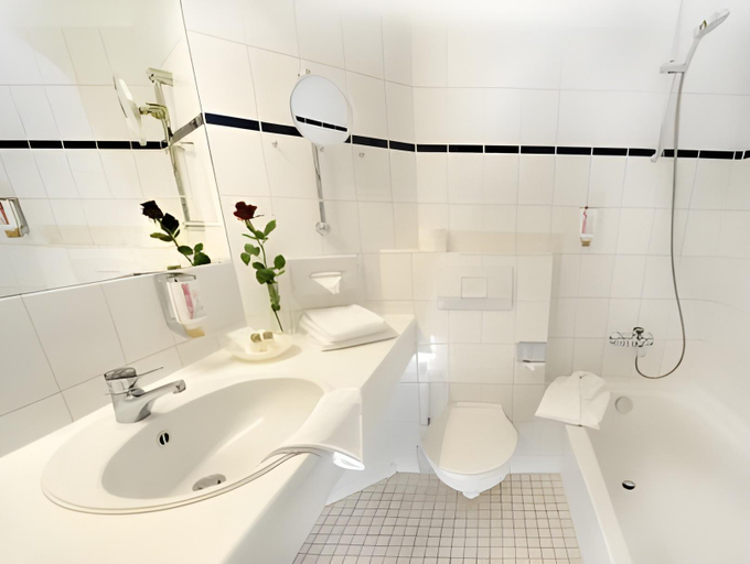Bathroom 2, Parkhotel Stader Hof, Stade
