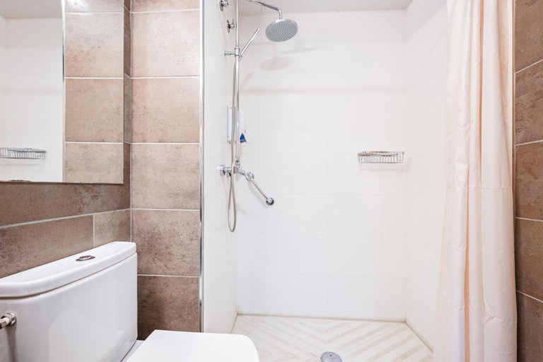 Bathroom 4, Hotel La Perla D'Olot, Girona