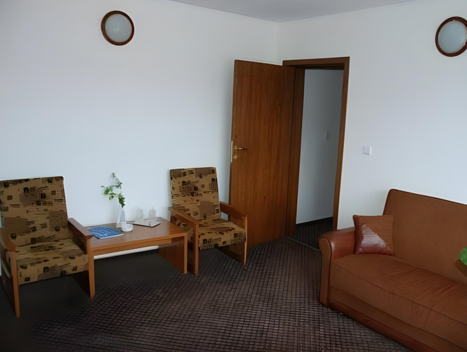 Others 2, Hotel Bianca, Risca